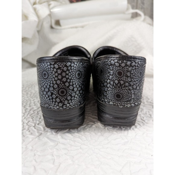 DANSKO! SILVER GEOMETRIC STARBURST ON BLACK COMFORT CLOGS! SZ 8.5 - Picture 4 of 10
